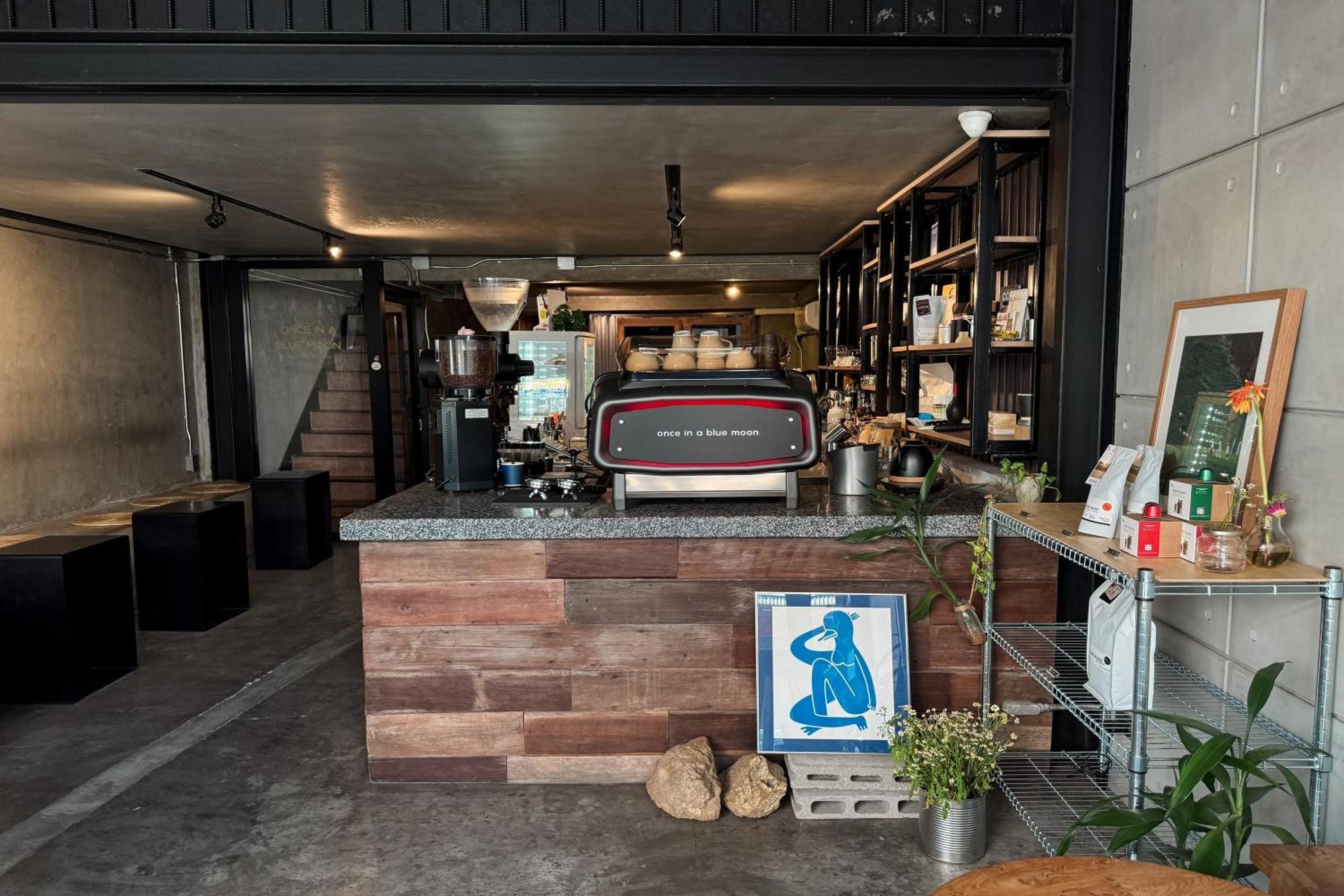 Once In A Blue Moon Cafe And Hostel Chiang Mai Bagian luar foto